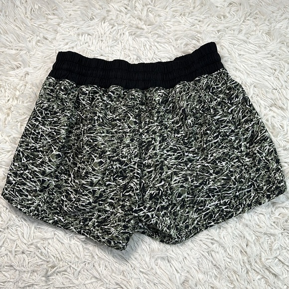 Lululemon Tracker Short IV Mini Ripple Desert Olive Fatigue Green - Picture 4 of 7